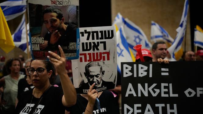 Människor i Tel Aviv demonstrerar för ett slut på kriget i Gaza och ett frisläppande av gisslan. Bilden är tagen 24 september.