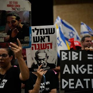Människor i Tel Aviv demonstrerar för ett slut på kriget i Gaza och ett frisläppande av gisslan. Bilden är tagen 24 september.