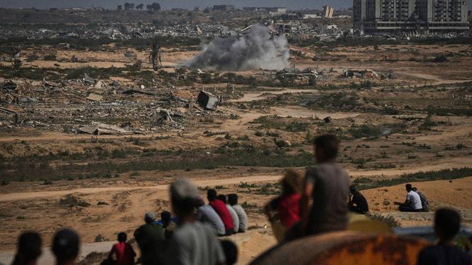 Röken stiger efter en israeliska bombräd i centrala Gazaremsan under lördagen.