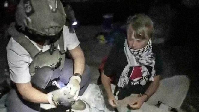 Greta Thunberg ses föras bort från Global sumud flottilas båt av den israeliska flottan, enligt bilder släppta av Israeliska utrikesdepartementet.