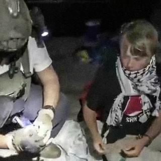 Greta Thunberg ses föras bort från Global sumud flottilas båt av den israeliska flottan, enligt bilder släppta av Israeliska utrikesdepartementet.