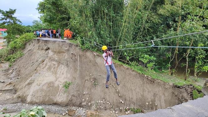 Indiska räddningsarbetare försöker nå nödställda efter översvämningarna som drabbat Indien, Nepal och Bhutan.