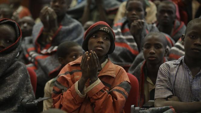 Bilden visar en grupp skolpojkar som frigivits efter att ha kidnappats av Boko Haram under en skolattack i 2020.