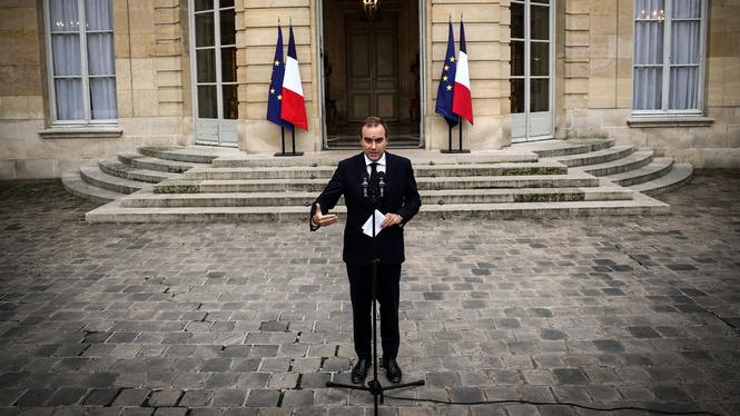 Premiärminister Sébastien Lecornu meddelar sin avgång på måndagen – bara timmar efter att han presenterat ministrarna i sin regering.