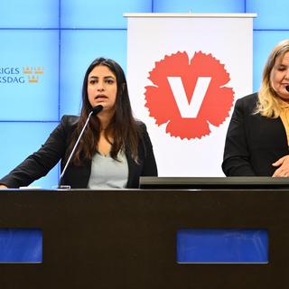 Vänsterpartiets partiledare Nooshi Dadgostar (V) och Ida Gabrielsson (V), ekonomisk-politisk talesperson presenterar partiets skuggbudget, under en pressträff på måndagen.