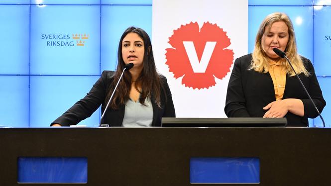 Vänsterpartiets partiledare Nooshi Dadgostar (V) och Ida Gabrielsson (V), ekonomisk-politisk talesperson presenterar partiets skuggbudget, under en pressträff på måndagen.