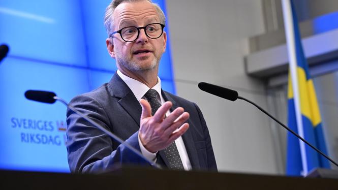 Socialdemokraternas ekonomiskpolitiska talesperson Mikael Damberg (S) presenterar partiets skuggbudget.