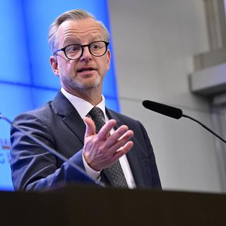 Socialdemokraternas ekonomiskpolitiska talesperson Mikael Damberg (S) presenterar partiets skuggbudget.