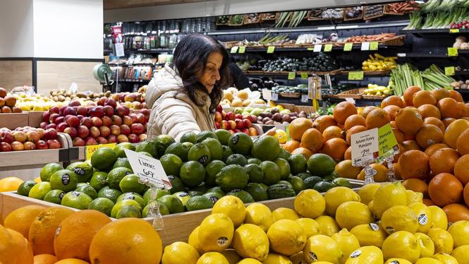Stöd till utsatta ensamstående mödrar och deras barn genom kuponger som kan bytas mot näringsrik mat kan försvinna på grund av USA:s budgetnedstängning.