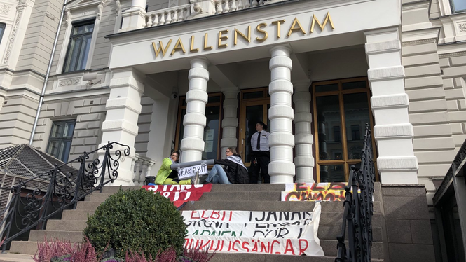 Aktivister blockerar Wallenstams kontor i Göteborg.