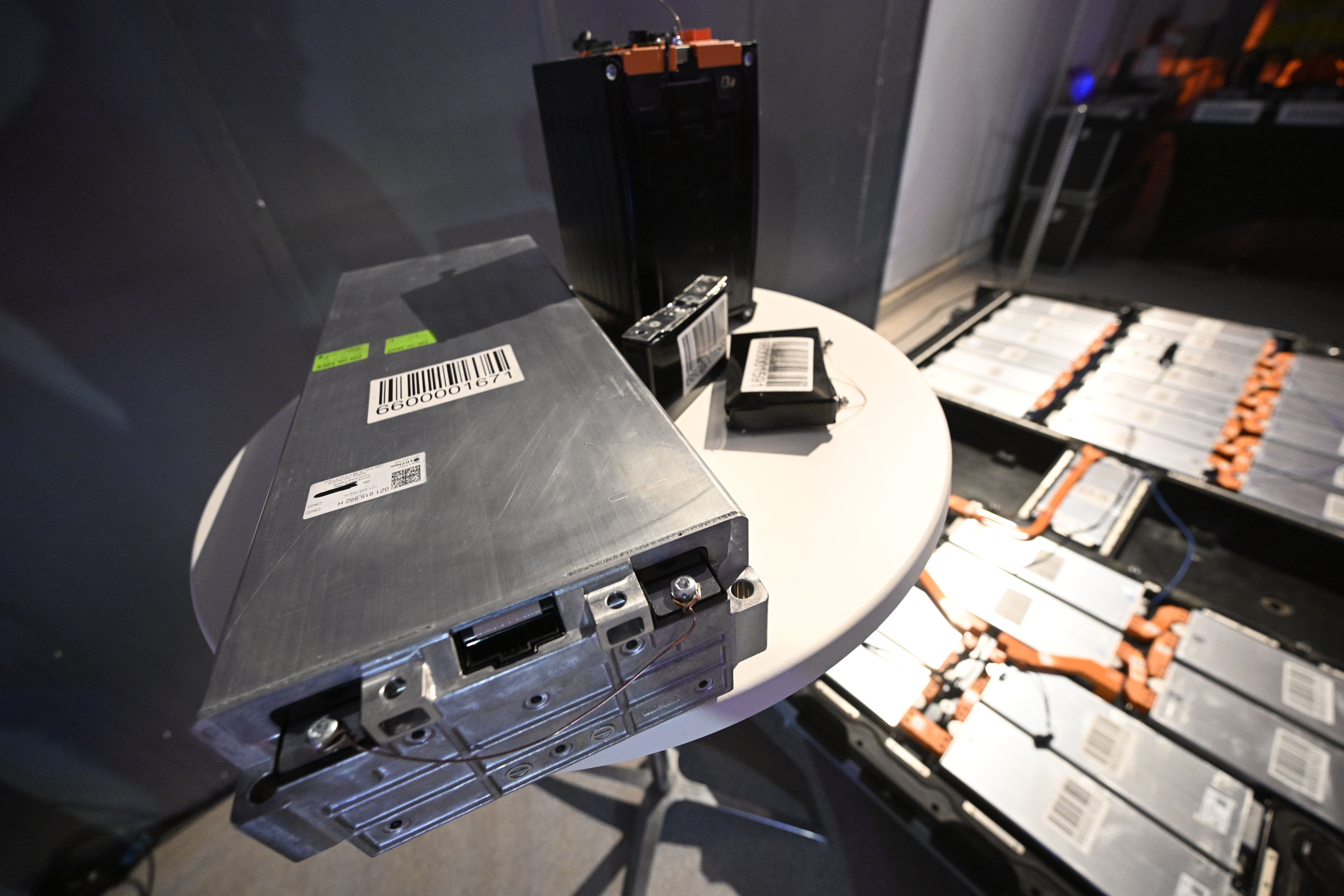 För två år sedan invigdes Stena Recyclings återvinningsanläggning för litiumjonbatterier i Halmstad. Men vi måste också tillverka färre bilar – och batterier, enligt Naturskyddsföreningen.