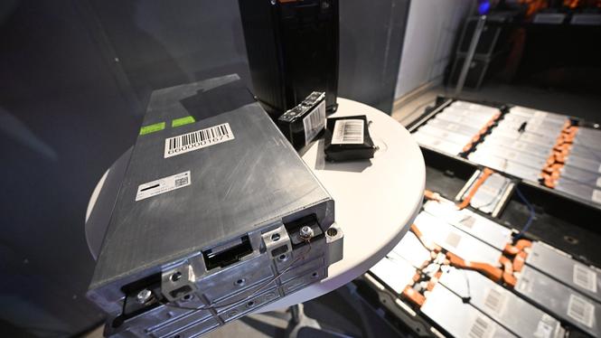 För två år sedan invigdes Stena Recyclings återvinningsanläggning för litiumjonbatterier i Halmstad. Men vi måste också tillverka färre bilar – och batterier, enligt Naturskyddsföreningen.