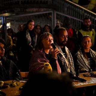 Greta Thunberg och de andra aktivisterna som tillfångatogs under Global sumud flotillas resa mot Gaza välkomnades hem av demonstranter på Sergels torg på torsdagskvällen.