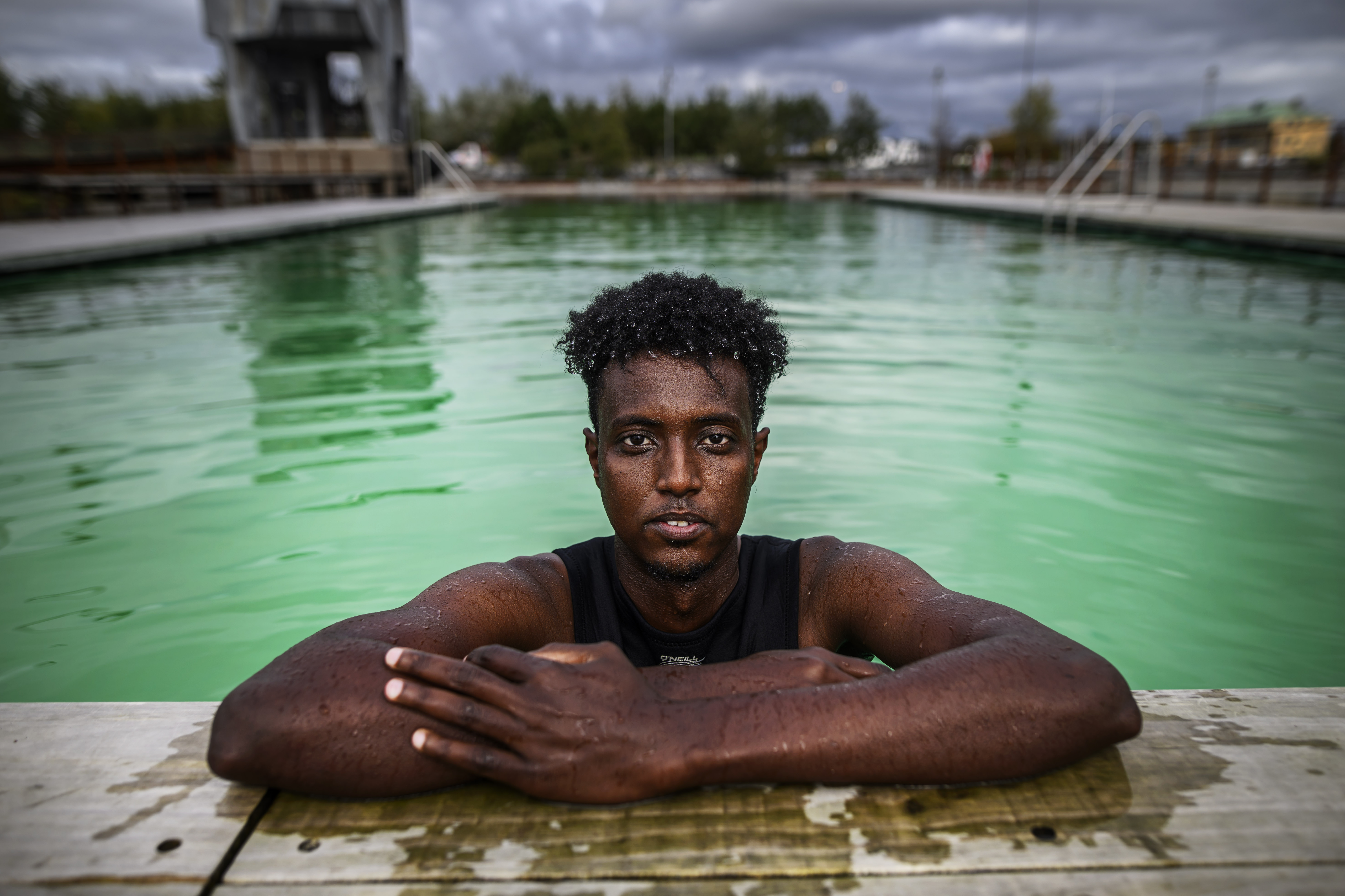 24-åriga Hassan Osman Mohamed har på sju år i Sverige lärt sig språket, att simma och segla och skaffat sig ett fast jobb. Trots det kan han utvisas till Somalia.