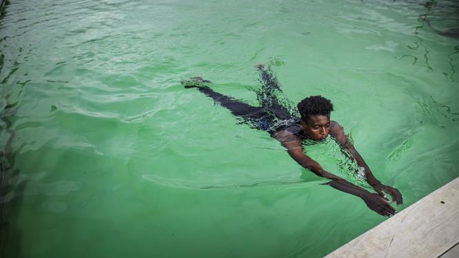 I vattnet har Hassan Osman Mohamed kontroll. Detsamma går inte att säga om hans öde.