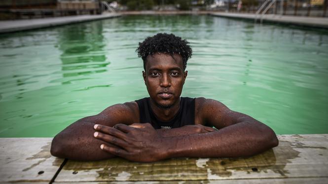 24-åriga Hassan Osman Mohamed har på sju år i Sverige lärt sig språket, att simma och segla och skaffat sig ett fast jobb. Trots det kan han utvisas till Somalia.