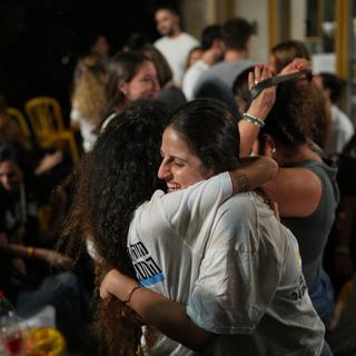 Jublande anhöriga och vänner till den gisslan som hålls av Hamas i Gaza firar i Tel Aviv i Israel. Detta efter beskedet om att Israel och den palestinska extremiströrelsen gått med på den första fasen av USA:s fredsplan för Gazakriget.