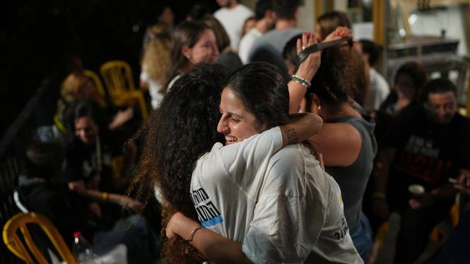 Jublande anhöriga och vänner till den gisslan som hålls av Hamas i Gaza firar i Tel Aviv i Israel. Detta efter beskedet om att Israel och den palestinska extremiströrelsen gått med på den första fasen av USA:s fredsplan för Gazakriget.