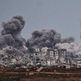 Röken från stiger från Gaza efter att