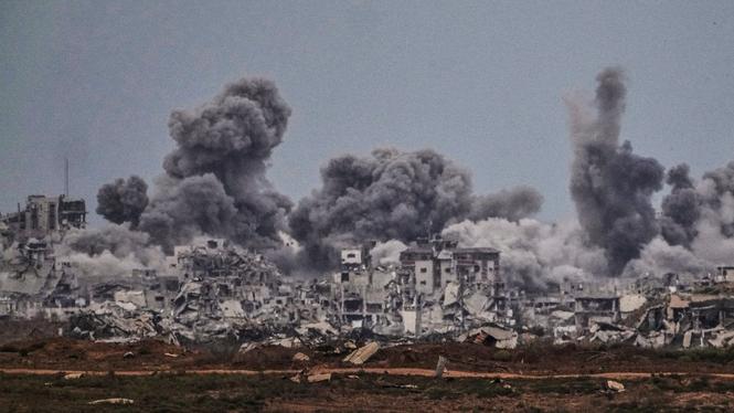 Röken från stiger från Gaza efter att