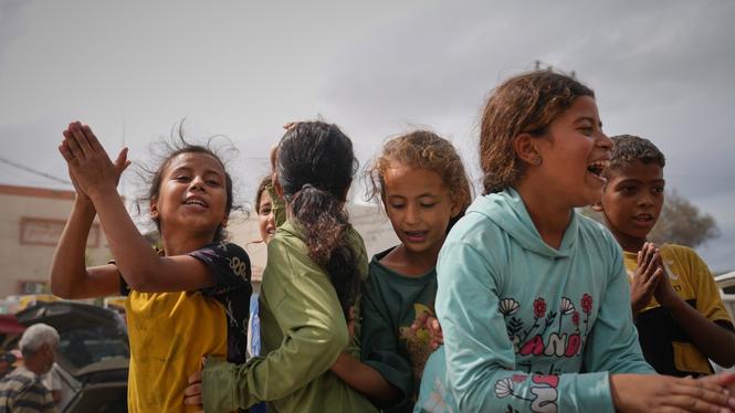 Palestinska barn i Khan Yunis i Gaza firar nyheten om att Israel och Hamas gått med på den första fasen i fredsplanen.