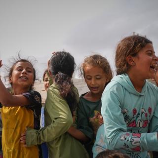 Palestinska barn i Khan Yunis i Gaza firar nyheten om att Israel och Hamas gått med på den första fasen i fredsplanen.