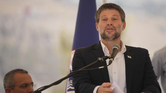 Israels finansminister Bezalel Smotrich på presskonferens om nya bosättningar på det av Israel ockuperade Västbanken.