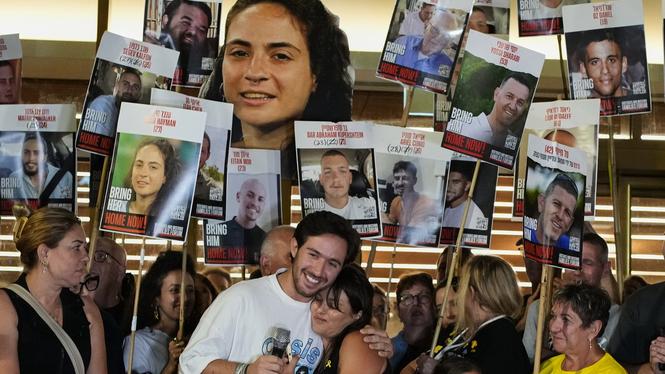 Israeler firar och håller upp bilder på gisslan som ska få komma hem nu när fredsavtalet mellan Israel och Hamas är påskrivet.