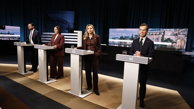Högersidan i SVT:s partiledardebatt. Sverigedemokraternas partiledare Jimmie Åkesson (SD), Liberalernas partiledare Simona Mohamsson (L), Kristdemokraternas partiledare Ebba Busch (KD) och statsminister Ulf Kristersson (M).