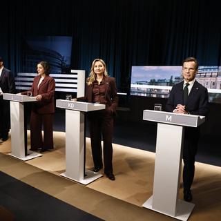 Högersidan i SVT:s partiledardebatt. Sverigedemokraternas partiledare Jimmie Åkesson (SD), Liberalernas partiledare Simona Mohamsson (L), Kristdemokraternas partiledare Ebba Busch (KD) och statsminister Ulf Kristersson (M).