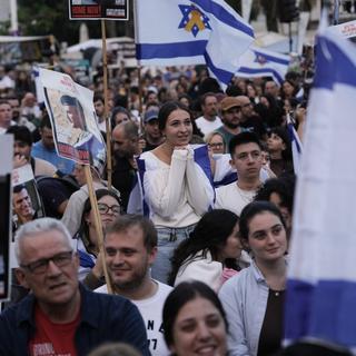 Israeler samlas på ett torg i Tel Aviv inför Hamas förväntade frigivning av gisslan i Gaza.