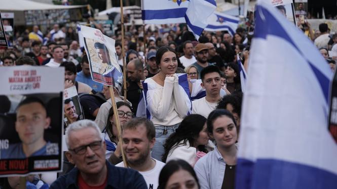 Israeler samlas på ett torg i Tel Aviv inför Hamas förväntade frigivning av gisslan i Gaza.