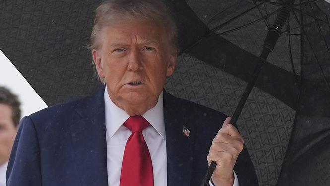 President Donald Trump talar med reportrar innan han kliver ombord flygplanet med destination Israel.