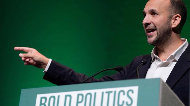 Green Party-ledaren Zack Polanski valdes in den 2 september. Här talar han under partikongressen den 3 oktober.