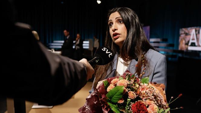 Efter söndagskvällens partiledardebatt uppmanar statsministern SVT att stänga av V-ledaren Nooshi Dadgostars mikrofon.