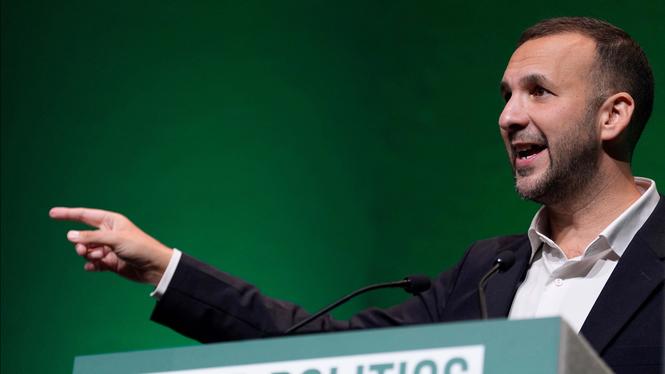 Green Party-ledaren Zack Polanski valdes in den 2 september. Här talar han under partikongressen den 3 oktober.