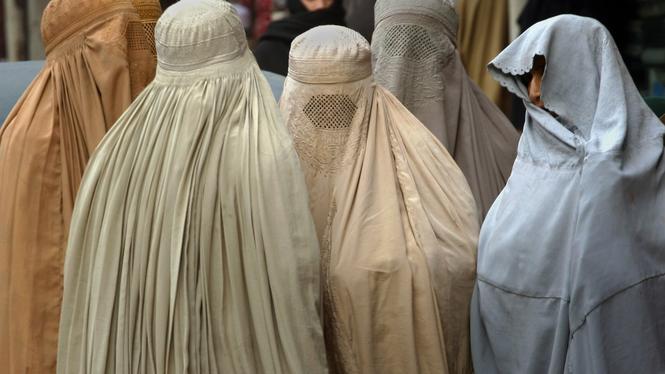 Ebba Busch (KD) säger att hon vill förbjuda burka i Sverige och får andra prtiledare med sig. 