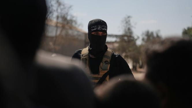 En maskerad Hamaskrigare fotograferad i Khan Yunis den 13 oktober.