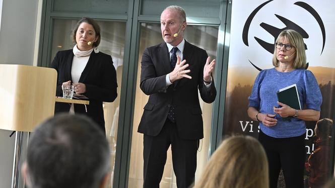 Business Swedens hållbarhetschef Emma Modéer Wiking, Sveriges chefsförhandlare Mattias Frumerie och Naturskyddsföreningens generalsekreterare Karin Lexén på en pressträff under tisdagen.