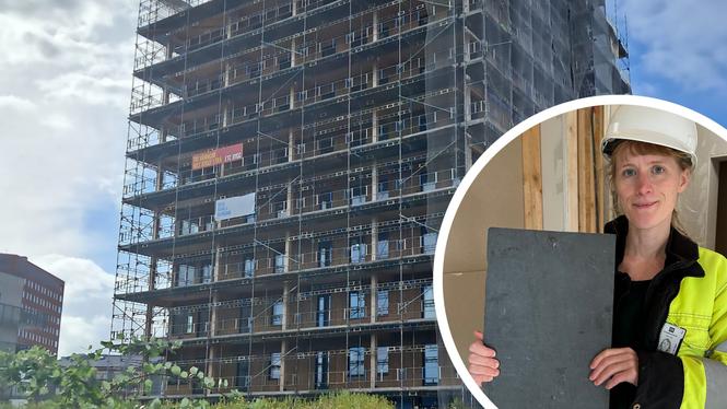 Projektledare Moa Paulin med en av de plattor ETC Bygg hittat på återbruksmarknaden och överväger att använda i bygget. ”Återbrukat är bättre ur hållbarhetsperspektiv.”