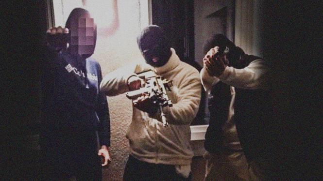 Nazisterna spred själva bilder där de poserar med vapen, något som noterades av tysk polis.
