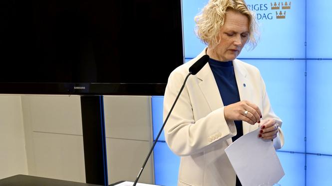 Centerpartiets partiledare Anna-Karin Hatt (C) avgår och meddelar detta under pressträff.