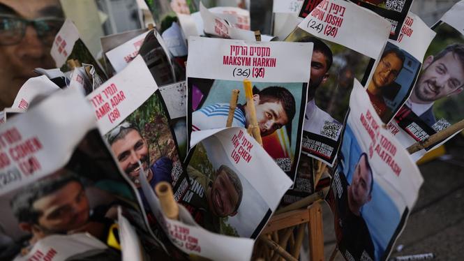 Plakat med bilder på gisslan tagna av Hamas. Nu sprids det lögner om att Hamas skulle ha dödat samtliga kvinnliga gisslan – ett falskt påstående som svensk ytterhöger sprider vidare.