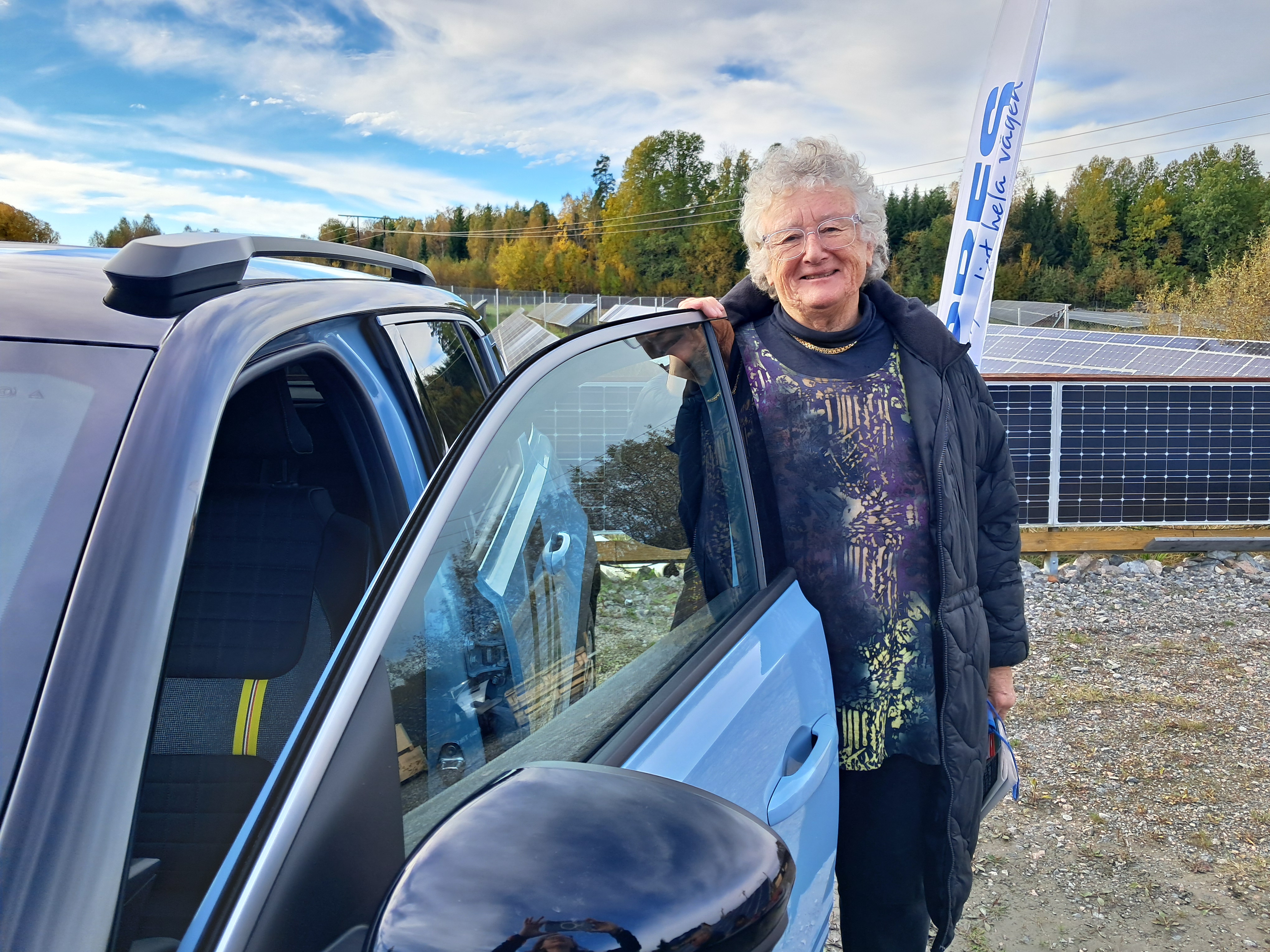 Besökare Eva Hallström passar på att prova en elbil.