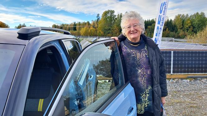 Besökare Eva Hallström passar på att prova en elbil.