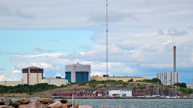 Bua hamn med Ringhals kärnkraftverk i bakgrunden.