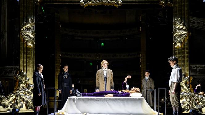 ”Madame Bovary” regisserad av Oliver Frljić på Dramaten.