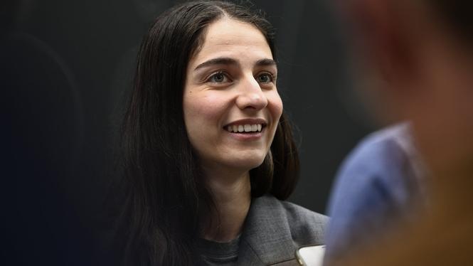 Romina Pourmokhtari (L) meddelade nyheten på Instagram. 