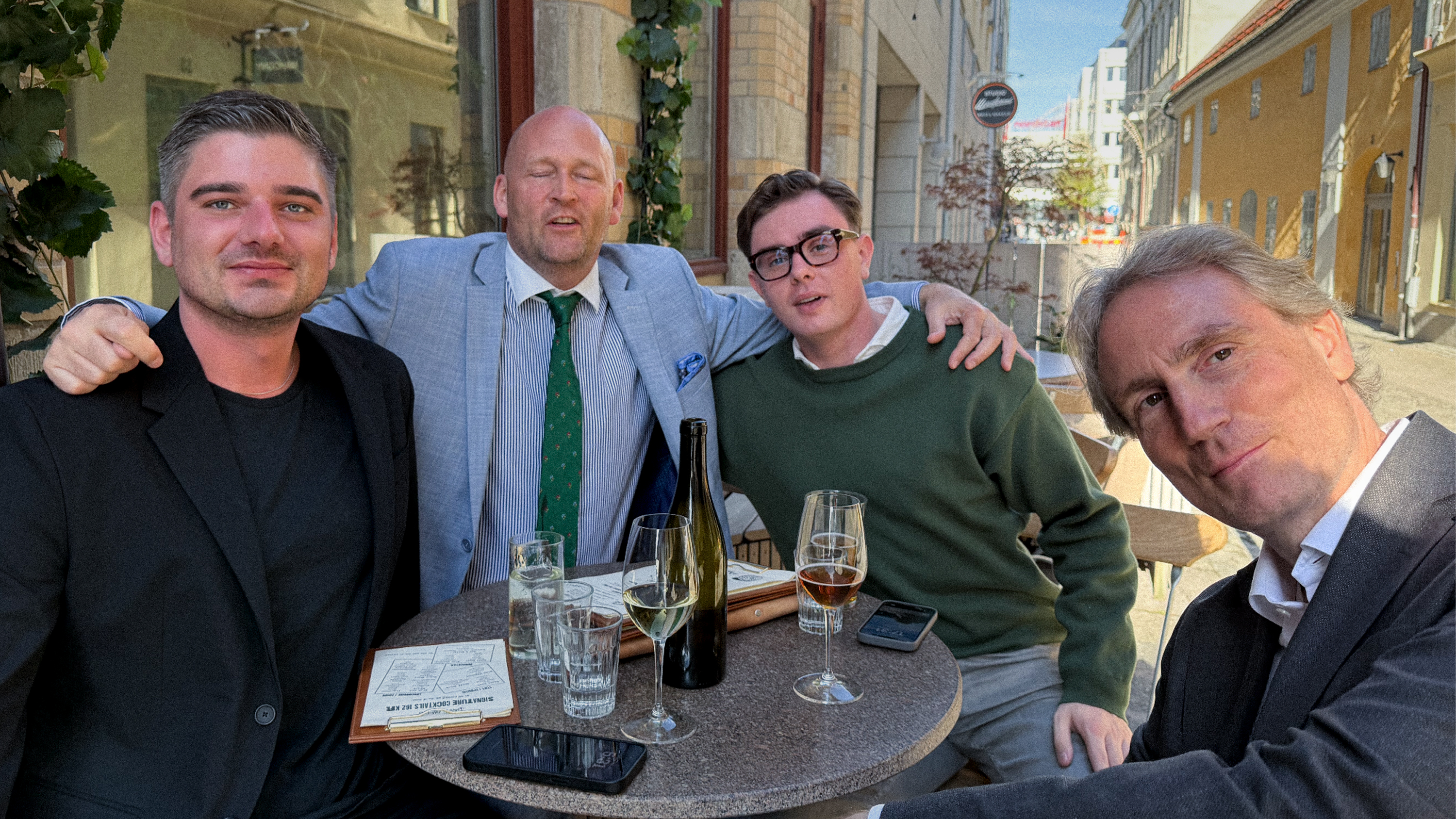 Förintelseförnekarförläggaren Adam Irving,  Fredrik Bermar, den högerextrema aktivisten Christian Peterson, och kände fastighetsmiljardären Erik Selin.
