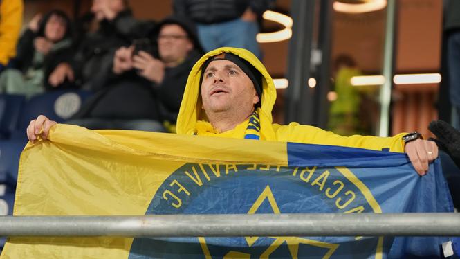 Ett Maccabi-fan under en match mellan Maccabi Tel Aviv and GNK Dinamo Zagreb i Backa Topola, Serbien, den 2 oktober 2025.